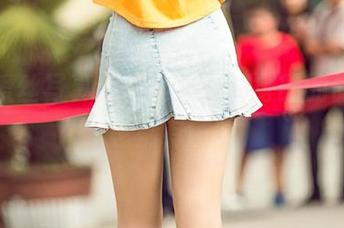 最新爱丝写真：细高叉，转身时的侧影，也别有意味