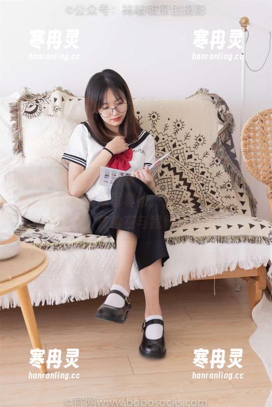 BoBoSocks袜啵啵-甜甜圈 BoBoSocks袜啵啵 - 我无意中发现了这本精选的甜甜圈写真集,油亮薄白丝和那个脚尖,仿佛在与我悄悄对话。