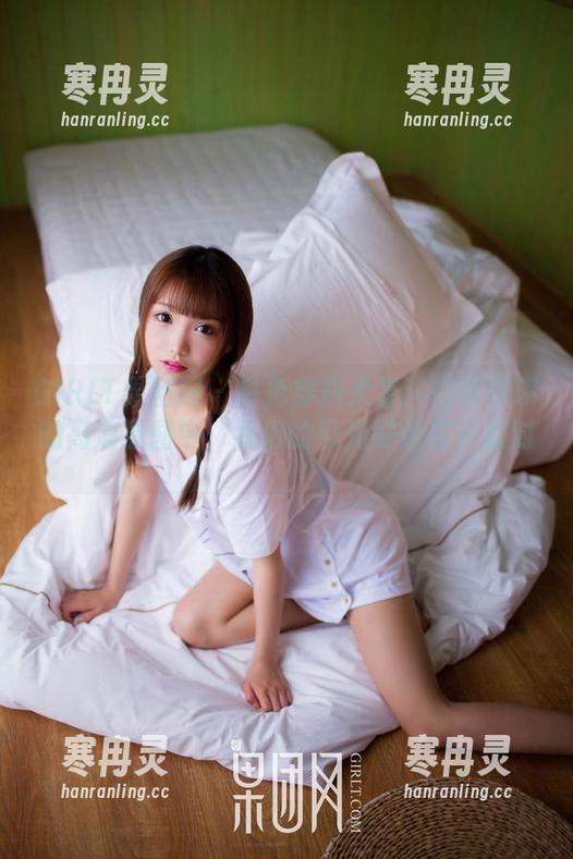 GIRLT果团网-莫雅琪 GIRLT果团网 - 白色穿搭大赏:在莫雅琪的高清原图中,我们的目光好像在开派对。