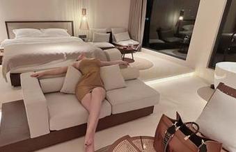 微密圈 - MIYA睡得像个小女巫，紫色睡裙让人想直接下载到梦里！