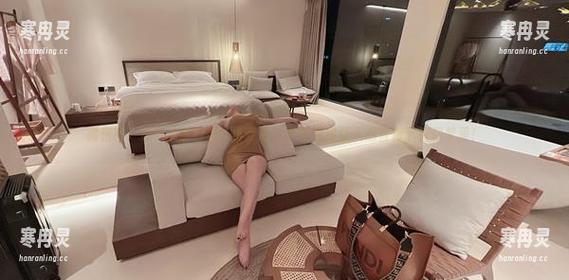 MIYA 微密圈 - MIYA睡得像个小女巫,紫色睡裙让人想直接下载到梦里!