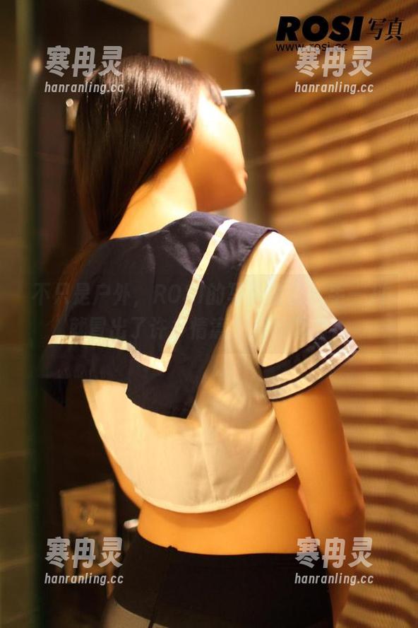 不只是户外，ROSI的写真合集，手一抖就冒出了许多情意绵绵的画面。