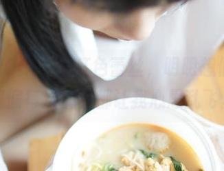 这“ROSI”的红色蕾丝，明明想低调，偏偏每次观看都让我心思乱飞。