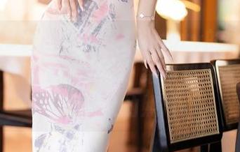 XIAOYU语画界 - 芝芝Booty的夏日探险：当我试图穿越沙滩，结果却被香蕉船咒语围攻的照片