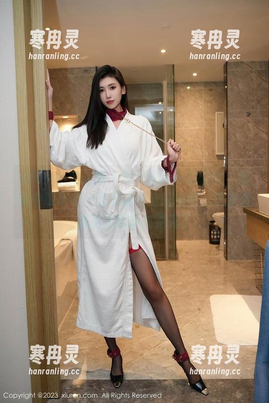 Xiuren秀人网-雨儿酱eve Xiuren秀人网 - 雨儿酱eve的蕾丝,图集中明明有一张反射灯泡的美图,这难道是美图的新秘招吗?