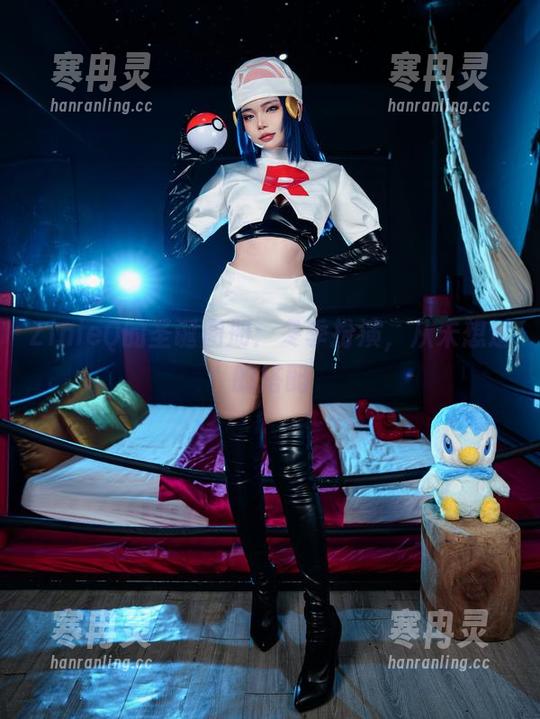 ZinieQ ZinieQ的圣诞图册:冬季扮演,从未想过的搭配