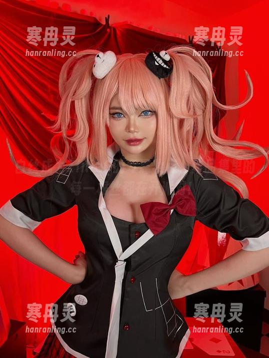 白丝成为ZinieQ的专属妆点，作品集里的每一根丝都在开派对！