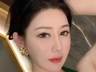 微密圈 - 最新写真来了，不爱笑的赛琳用“肉丝”再次撩动了无数的小心脏。