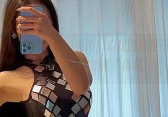 微密圈 - 不爱笑的赛琳的美图，豹纹连体是不是多了点野性，还是说这样才是“高级”？