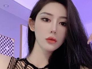 微密圈 - 牛仔裤图集：不爱笑的赛琳穿这一条，估计连我妈都想给她点赞。