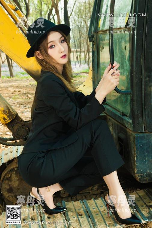 丽柜-允儿 丽柜 - 更新的美图里,允儿的秘书角色又有新花样,嗯...这脑洞真大。