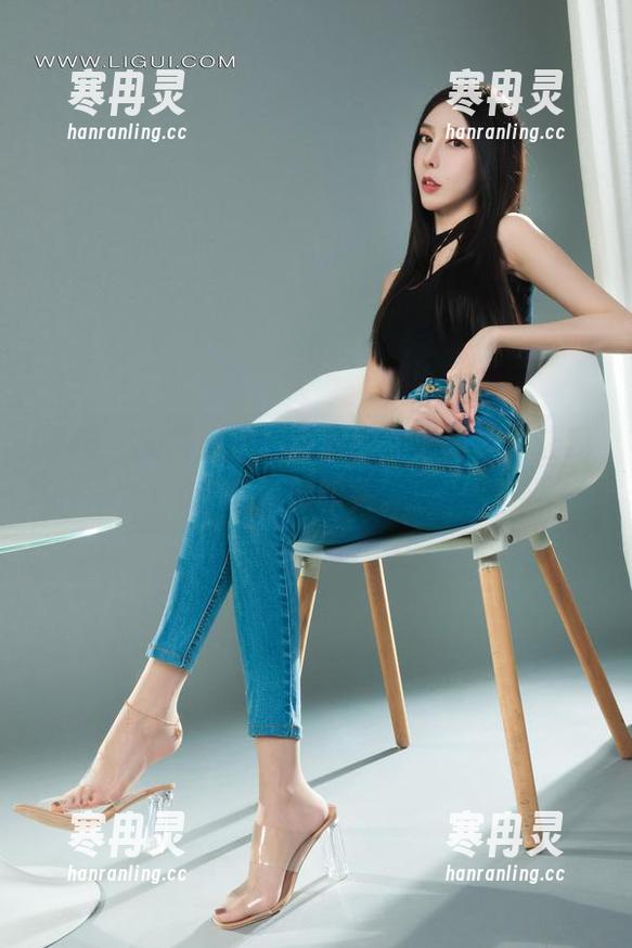 丽柜-甜甜 丽柜 - 新鲜出炉!甜甜的女王写真,让我想弯腰叩头。