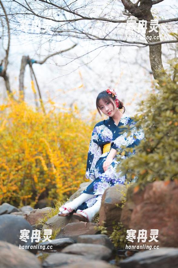 冬马路纱 冬马路纱的校园写真集:像在操场上捉迷藏的那种状态