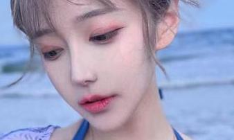 金发和芭比的结合，让人不禁想起童年啊。啾小妍Deer，这照片你必定得加贴纸了吧？