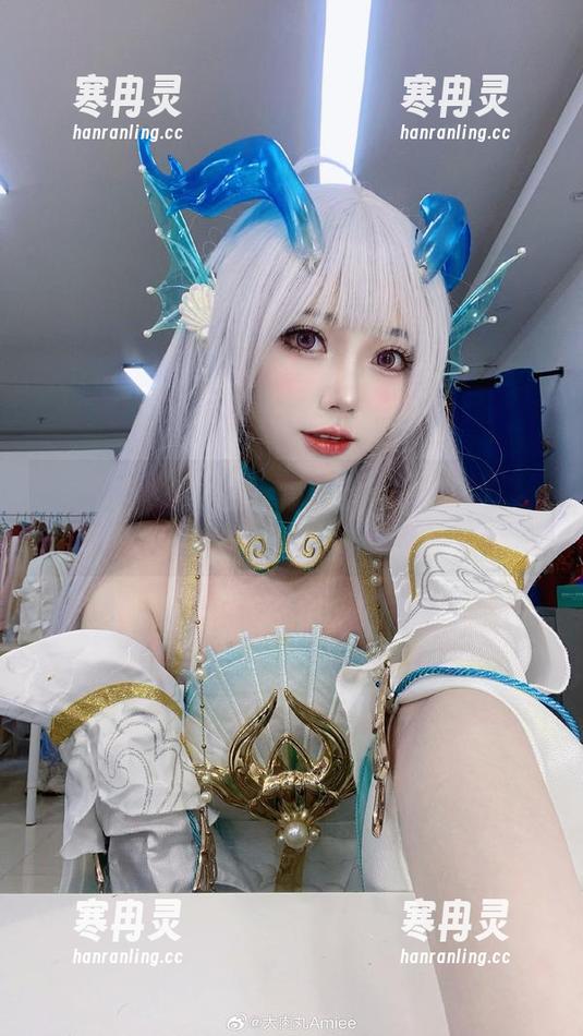 更新一下，大肉丸Amiee在原图里的礼服造型，突然让我想起了那个年代...