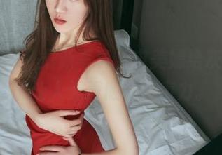 头条女神 - 最新写真，申美嫣给灰丝赋予了让人无声倾眸的魔力。