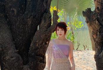 宝儿mysterial眼镜写真，虽是免费的照片，但你敢不敢点开？