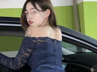 微密圈 - 小优优子图集：牛仔裤下的小秘密，细腻却让人捉摸不透。