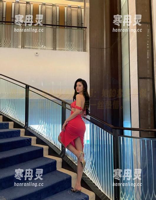 就是阿朱啊 微密圈 - 私拍就是阿朱啊:她的套装里似乎藏着夏天的最后一丝热情。