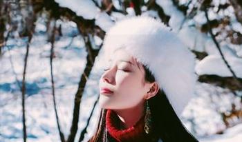 仔细观察年年Nnian炽天使的原图，果然图包里总藏着很微妙的东西……