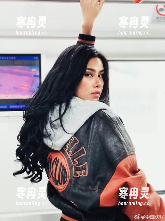 李嘉欣97 微密圈 - 短裙出场!李嘉欣97的更新,我决定换个角度欣赏——毕竟我的眼光需要转个弯!