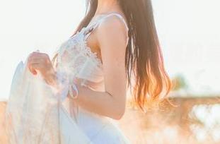 只能说，桜桃喵把白裙和壁纸的美学提升到了新高度。