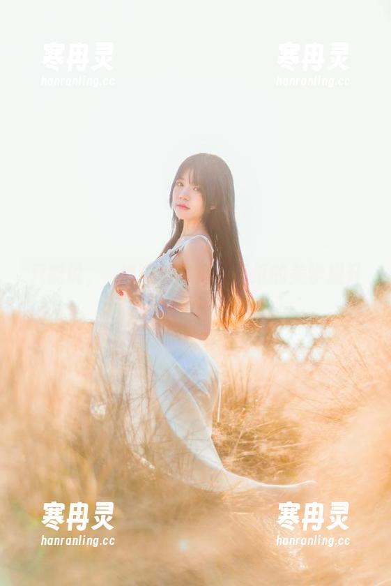 桜桃喵 只能说,桜桃喵把白裙和壁纸的美学提升到了新高度。