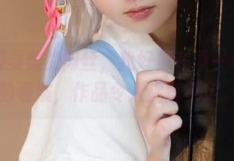 观看樱梨梨的肉丝，我好像在看一场奇妙的表演，作品令人捉摸不定。