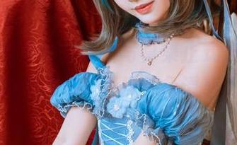 源纱希喵喵喵的最新写真集正式发布，晨风中增添了一抹红色诱惑。