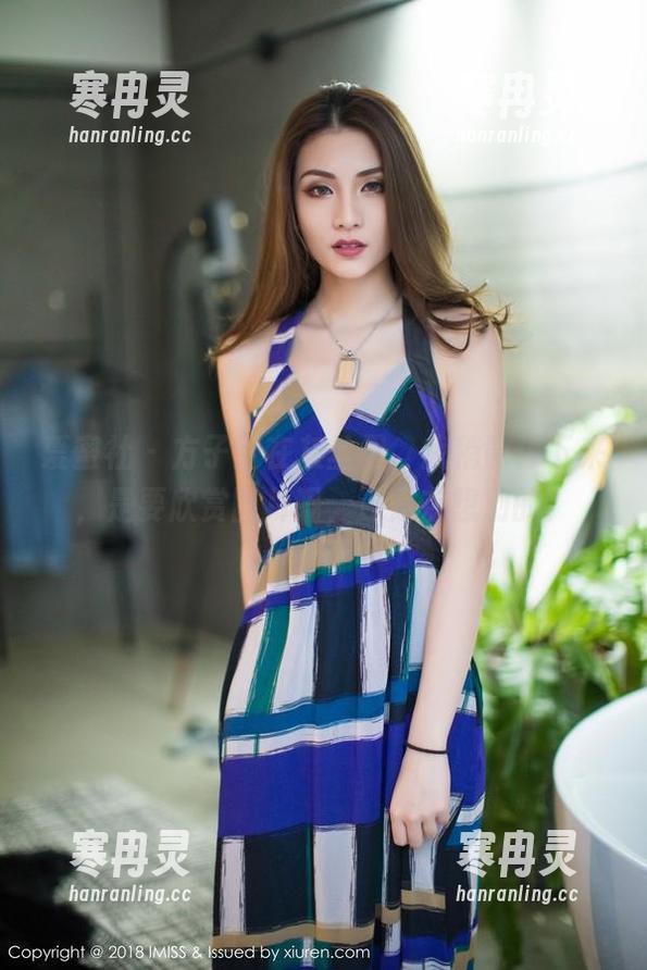 爱蜜社-方子萱 爱蜜社 - 方子萱在灰丝里,我稍微停下来,是要欣赏图片呢,还是在想别的?