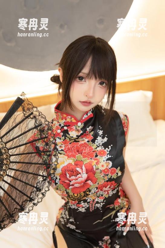 神楽坂真冬 聚焦神楽坂真冬的柴郡cos,纯色庭院的美图里,我只找到了一种奇怪的“别扭美”!