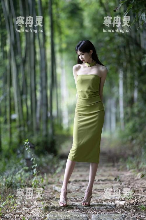 秀人网-伊小七MoMo 秀人网 - 从天使到模特:伊小七MoMo私房写真反转的奇妙旅程