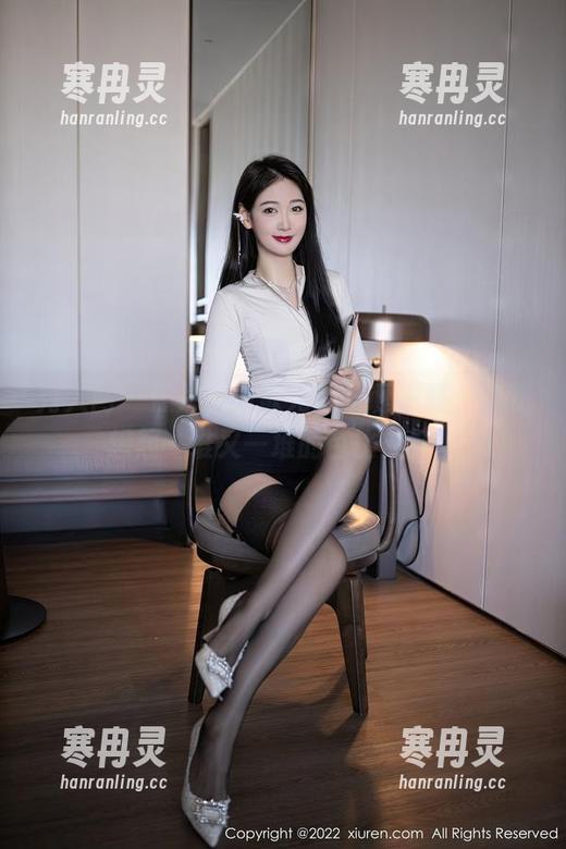 秀人网 - 照片中黄歆苑的圣诞主题，让我想起一堆又一堆的芭比娃娃。