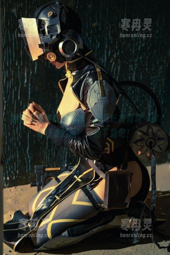 秋和柯基 秋和柯基的最新力作,侧开长裙再现‘穿着行走的画’开始下载吧!