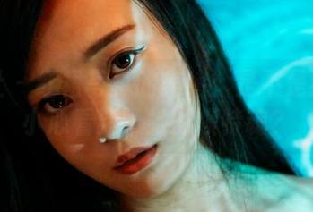 蜜桃社 - 红裙写真的美绪：是不是我一不小心看到了她的模特魂？