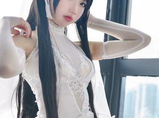 似乎雪琪SAMA在黑色美图里玩起了文字游戏，哈哈