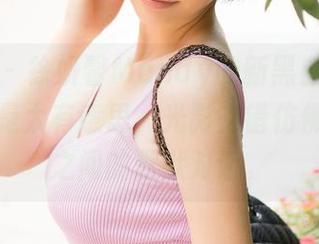 青豆客 - 徐妍馨Mandy的新黑白作品集，实在是太有意思，光影交错仿佛在俩人之间的默默对话。