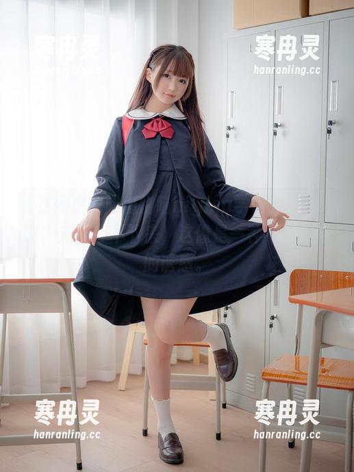 正在网盘翻阅魔物喵nigisa学姐的写真，啊，完全停不下来，这像是一种不可抗拒的诱惑。
