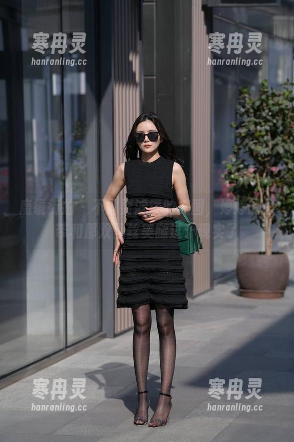 魔镜街拍-婷婷 魔镜街拍 - 不需要滤镜的美图,婷婷的吊带和那双黑丝美腿过于现实了
