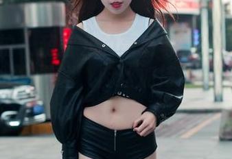 魔镜街拍 - 萌宝儿的高清写真集：广场上哈哈镜的包臀裙，肉丝加持让我目不转睛！
