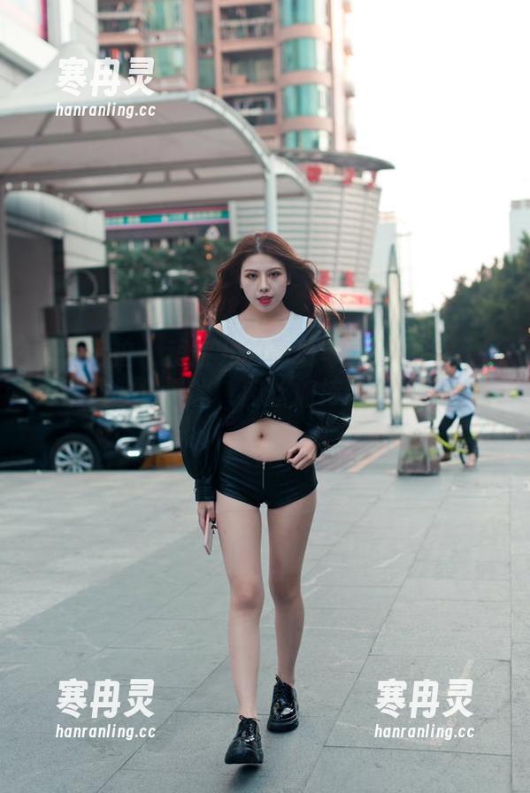 魔镜街拍 - 萌宝儿的高清写真集：广场上哈哈镜的包臀裙，肉丝加持让我目不转睛！