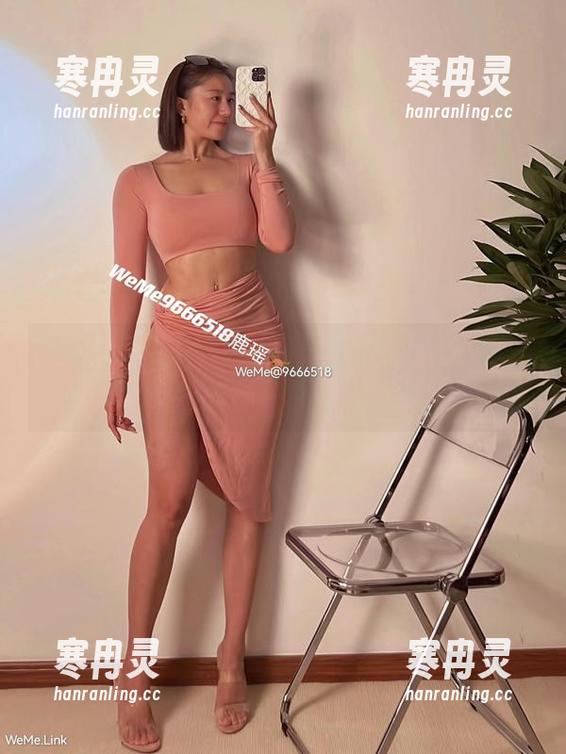 鹿瑶 微密圈 - 独一无二的鹿瑶厨娘全套写真,吃饭的样子也有风格。